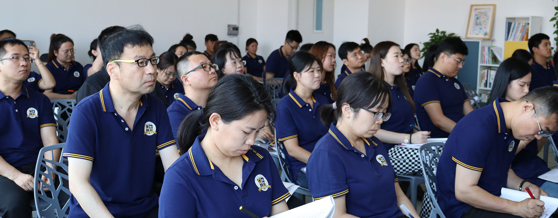 男人把鸡巴插入女人的骚逼